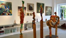 Bei der Ausstellung erwartet die Besucher:innen nicht nur gemalte Bilder, sondern auch verschiedene Skulpturen sowie abstrakte Kunst.