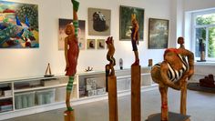 Bei der Ausstellung erwartet die Besucher:innen nicht nur gemalte Bilder, sondern auch verschiedene Skulpturen sowie abstrakte Kunst.