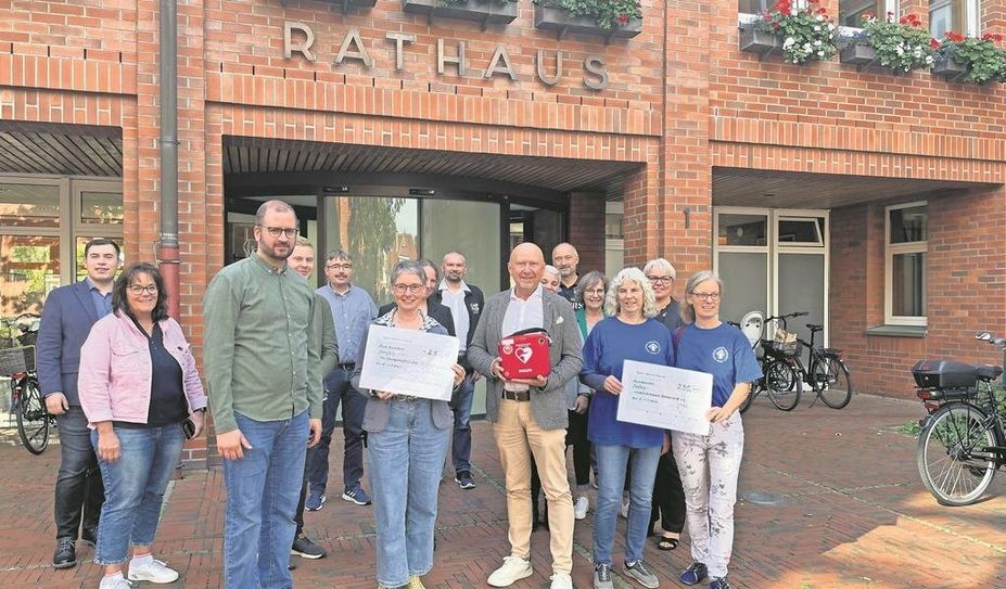 Bürgermeister Michael Hannebacher (mit Defibrillator) überreichte zusammen mit einigen Sponsoren das Geld an die Ehrenamtlichen.