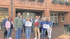 Bürgermeister Michael Hannebacher (mit Defibrillator) überreichte zusammen mit einigen Sponsoren das Geld an die Ehrenamtlichen.
