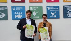 Bürgermeister Kim Fürwentsches und Lara Miesner von der Freiwilligenagentur freuen sich auf das vielfältige Programm.