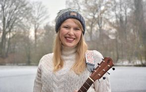 Mia Ohlsen wird die Gäste in Weihnachtsstimmung versetzen.