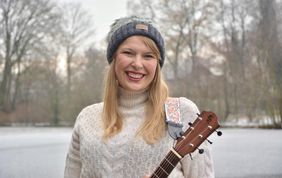 Mia Ohlsen wird die Gäste in Weihnachtsstimmung versetzen.