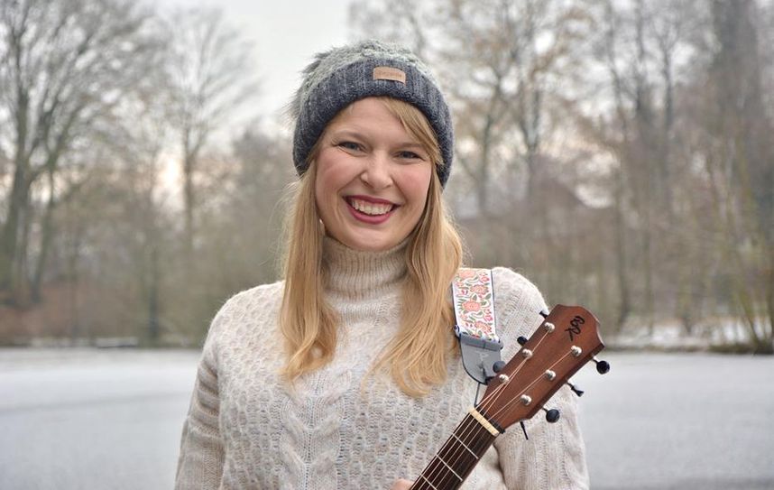Mia Ohlsen wird die Gäste in Weihnachtsstimmung versetzen.