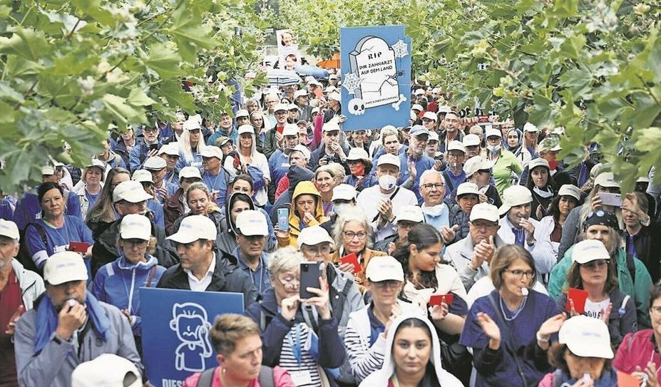 In Hannover protestierten mehr als 1.500 Zahnärztinnen und ihre Teams vor dem Landtag gegen die wieder eingeführte Budgetierung. Foto: Ole Spata/ZKN