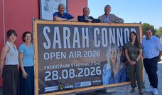Präsentieren das Open-Air mit Sarah Connor: (v. l.) Merle Baro und Christine Kassel-Schneider (Stadthallenteam), Torsten Rohde und Jan Mackenberg aus dem Aufsichtsrat, Othmar Gimpel (Geschäftsführer Stadthalle und Stadtmarketing GmbH), Carolin Novak (Stadtwerke) und Matthias Renken (Stadthallenmanager).