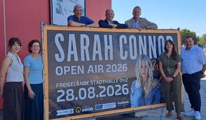 Präsentieren das Open-Air mit Sarah Connor: (v. l.) Merle Baro und Christine Kassel-Schneider (Stadthallenteam), Torsten Rohde und Jan Mackenberg aus dem Aufsichtsrat, Othmar Gimpel (Geschäftsführer Stadthalle und Stadtmarketing GmbH), Carolin Novak (Stadtwerke) und Matthias Renken (Stadthallenmanager).