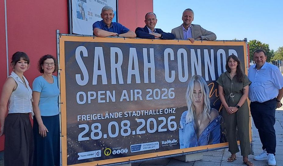Präsentieren das Open-Air mit Sarah Connor: (v. l.) Merle Baro und Christine Kassel-Schneider (Stadthallenteam), Torsten Rohde und Jan Mackenberg aus dem Aufsichtsrat, Othmar Gimpel (Geschäftsführer Stadthalle und Stadtmarketing GmbH), Carolin Novak (Stadtwerke) und Matthias Renken (Stadthallenmanager).