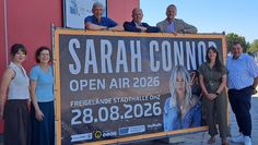 Präsentieren das Open-Air mit Sarah Connor: (v. l.) Merle Baro und Christine Kassel-Schneider (Stadthallenteam), Torsten Rohde und Jan Mackenberg aus dem Aufsichtsrat, Othmar Gimpel (Geschäftsführer Stadthalle und Stadtmarketing GmbH), Carolin Novak (Stadtwerke) und Matthias Renken (Stadthallenmanager).