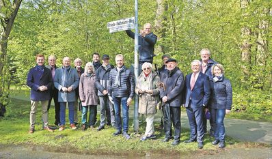 Über den Elfriede-Bachmann-Weg freuen sich u.a. Dirk-Frederik Stelling (links), Hermann Röttjer (2. v.l.), Michael Hannebacher (3. v.l.), Gerhard Schäfer (oben) und Erich Gajdzik (3. v.r.).