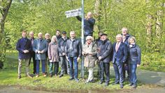 Über den Elfriede-Bachmann-Weg freuen sich u.a. Dirk-Frederik Stelling (links), Hermann Röttjer (2. v.l.), Michael Hannebacher (3. v.l.), Gerhard Schäfer (oben) und Erich Gajdzik (3. v.r.).