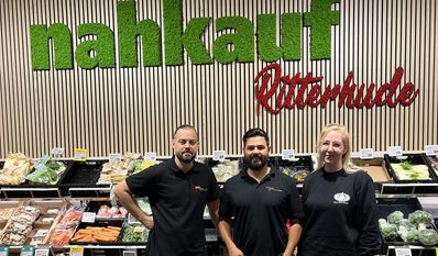 Marktleiter Nicolai Ehlers sein Partner Hakan Özgüc sowie Daniela Heimann, Verkaufsleiterin der zugehörigen Bäckereifiliale Haferkamp.