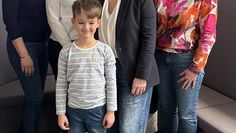 Silke Homburg (Mitte) und ihr Team mit Glücksbote Julian.