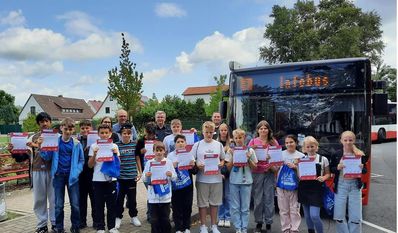 Katrin Bembenek (IGS Lilienthal-Grasberg), Thomas Seifert (Schulleitung), Axel Prigge (Polizeiinspektion Verden/Osterholz) und Sebastian Jacobs (VBW) (hinten, v.l.) übergaben den frisch ausgebildeten Buslotsen der IGS Lilienthal-Grasberg ihre Ausweise.