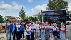 Katrin Bembenek (IGS Lilienthal-Grasberg), Thomas Seifert (Schulleitung), Axel Prigge (Polizeiinspektion Verden/Osterholz) und Sebastian Jacobs (VBW) (hinten, v.l.) übergaben den frisch ausgebildeten Buslotsen der IGS Lilienthal-Grasberg ihre Ausweise.