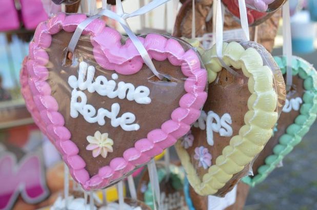 Lebkuchenherzen sind das Markenzeichen von Jahrmärkten.