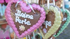 Lebkuchenherzen sind das Markenzeichen von Jahrmärkten.