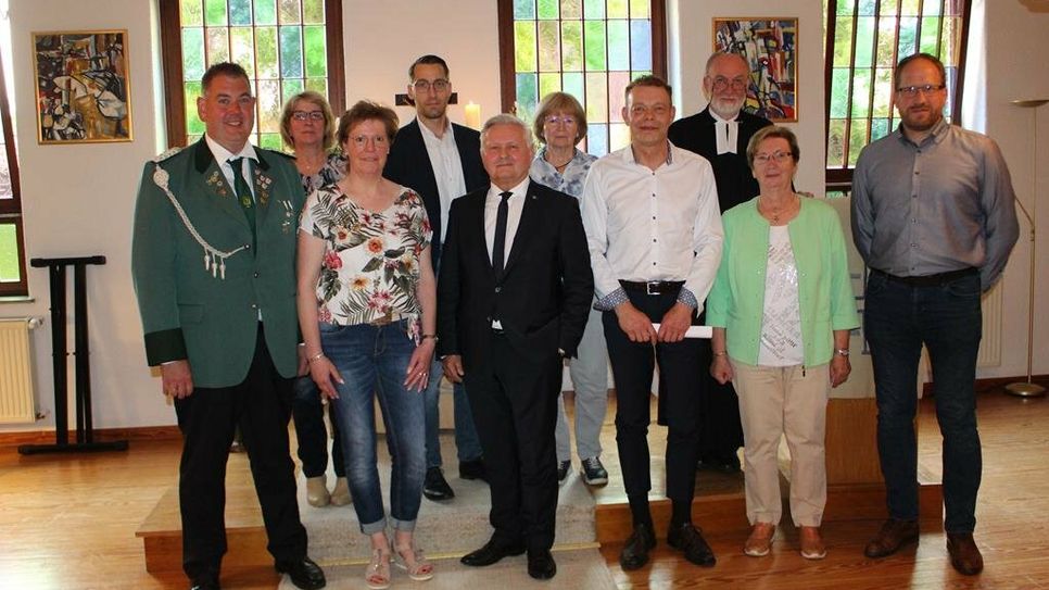 Sind stolz auf ihre Leistungen: Der Vorstand unter der Leitung von Knud Spardel (vordere Reihe, 3.v.r) mit Ortsbürgermeister Erich Gajdzik (vorne, Mitte).