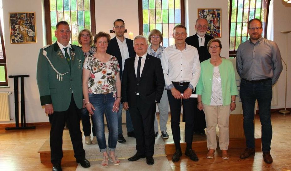 Sind stolz auf ihre Leistungen: Der Vorstand unter der Leitung von Knud Spardel (vordere Reihe, 3.v.r) mit Ortsbürgermeister Erich Gajdzik (vorne, Mitte).