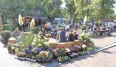 Der große Platz des Herbstfestes lädt zum Verweilen ein.