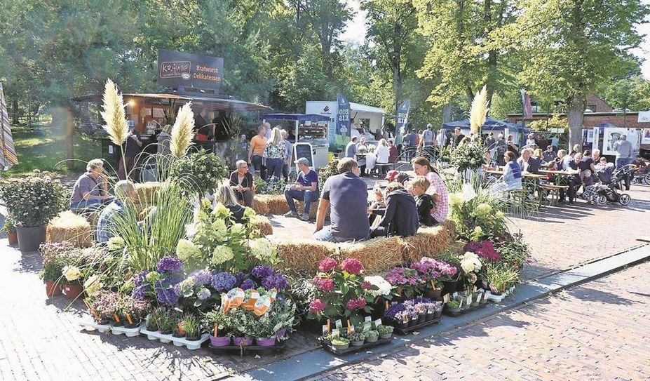Der große Platz des Herbstfestes lädt zum Verweilen ein.