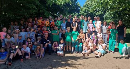 Die Schüler:innen sind stolz auf ihre erbrachten Leistungen und freuen sich, dass so viel Geld gesammelt wurde.