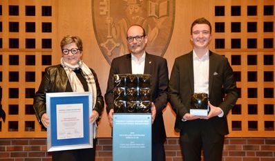 Dieter Poppe (Mitte) mit seiner Frau Anja und seinem Sohn Paul.