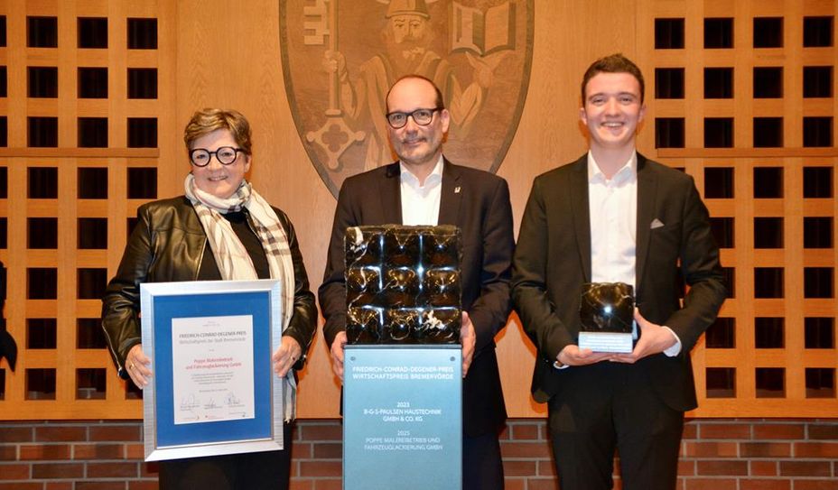 Dieter Poppe (Mitte) mit seiner Frau Anja und seinem Sohn Paul.