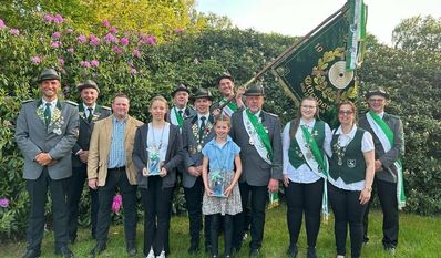 Das neue Königshaus in Oldendorf: In der hinteren Reihe die Fahnenträger Jürgen Tienken, Sascha Puckhaber und Heiko Müller (von links). Vorne der 1. Vorsitzender Nils Glaubke, 2. Vorsitzender Steffen Müller, Publikumsprinz Jona Rhönisch, Jugendvizekönigin Liah Glaubke, Vizekönig Mark Zittlau, Jugendkönigin Amalia Grotheer, Schützenkönig Hartmut Suhling, Schützenkönigin Svenja Antholz und Vizekönigin Martha Wehleit.