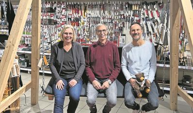 Anja Kalski und Fero Andersen (rechts) gratulieren Gerd Gloystein aus Osterholz-Scharmbeck zum Gewinn der Schaukel.