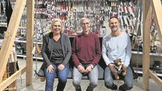 Anja Kalski und Fero Andersen (rechts) gratulieren Gerd Gloystein aus Osterholz-Scharmbeck zum Gewinn der Schaukel.