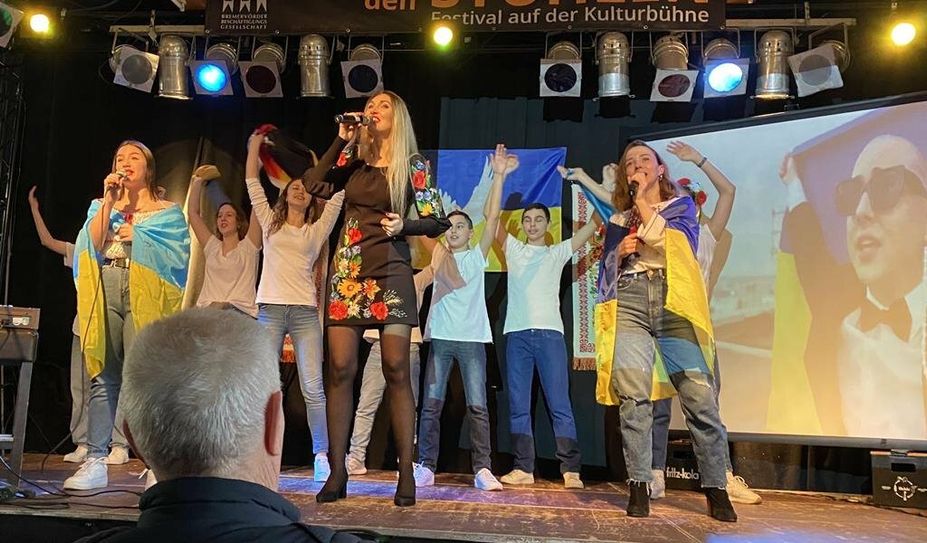 Sängerin Anastasiia Shyrinova und viele weitere Ukrainer:innen bedankten sich für die Unterstützung.