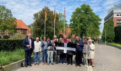 Die Gäste aus Großbritannien wurden am Kreishaus von Landrat Marco Prietz empfangen. Foto: eb