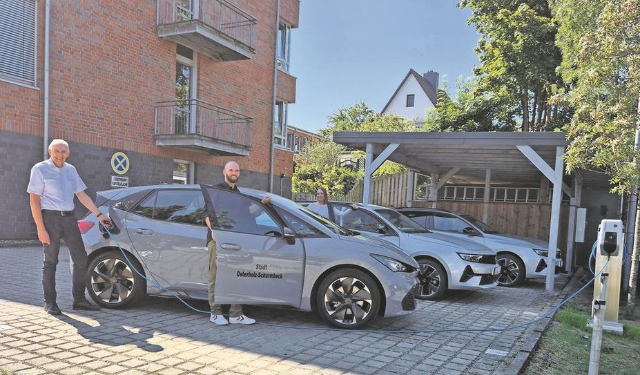(v. l.) Bürgermsiter Torsten Rohde, Christian Neunaber und Jacqueline Meyerdirks (von der Stadtverwaltung) mit drei der neuen Autos.