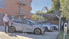 (v. l.) Bürgermsiter Torsten Rohde, Christian Neunaber und Jacqueline Meyerdirks (von der Stadtverwaltung) mit drei der neuen Autos.