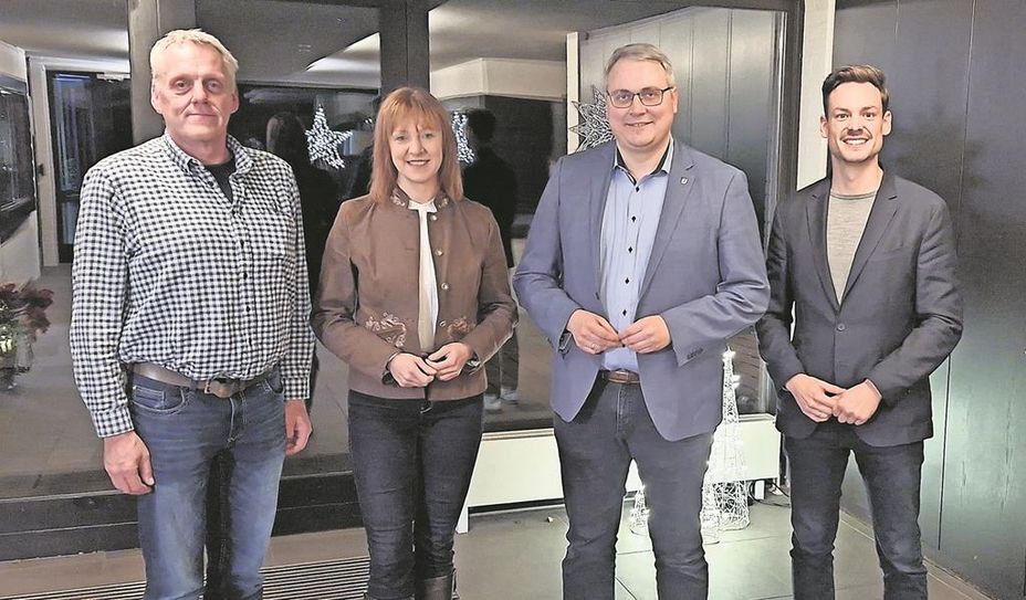 (v. l.) Arne Nestler, Marie Jordan, Marco Prietz und Fabian Albrecht tauschten sich mit anderen CDU-Mitgliedern aus.