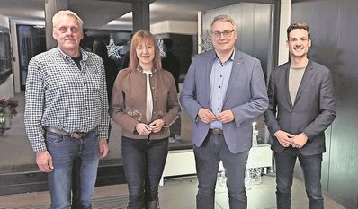 (v. l.) Arne Nestler, Marie Jordan, Marco Prietz und Fabian Albrecht tauschten sich mit anderen CDU-Mitgliedern aus.