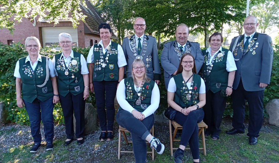 Noch dürfen Adjutantin Marion Heinecke, Waltraut Schumacher, Dörthe Brünjes, Schumacher, Christian Kock, Adda Kock Adjutant Carsten Brünjes, Jugendkönigin Marie Kock und Jugendvizekönigin Aileen Kock (beide sitzend) ihre Königstitel tragen.