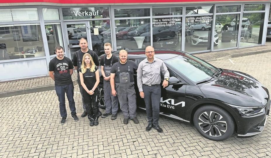 Freuen sich auf neue Team-Kollegen:  die Kfz-Mechatroniker Kevin Giesel (v. li.) und Christian Otto sowie die Azubis Leonie Schröder und Jamie Zeitner mit Björn Behlen (Kfz-Mechatroniker) und Stefan Kozik (Werkstattleiter und Serviceberater).