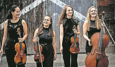 Die vier Frauen spielen Werke und Stücke großer Künstler:innen.