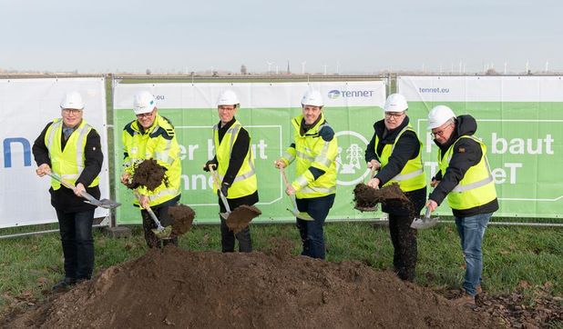 Axel Miesner (Mitglied des Niedersächsischen Landtags); Klaus Deitermann (TenneT Nord Programmdirektor); Dominik Vinbruck (Dezernent für Ordnung, Bauen und Umwelt des Landkreises Osterholz); Till Klages (TenneT Gesamtprojektleiter Elbe-Weser-Leitung), Thorsten Krüger (Landrat Cuxhaven); Andreas Wittenberg (Bürgermeister Hagen im Bremischen) (v.l.)