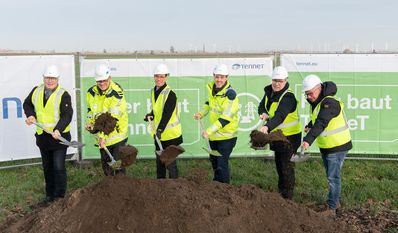 Axel Miesner (Mitglied des Niedersächsischen Landtags); Klaus Deitermann (TenneT Nord Programmdirektor); Dominik Vinbruck (Dezernent für Ordnung, Bauen und Umwelt des Landkreises Osterholz); Till Klages (TenneT Gesamtprojektleiter Elbe-Weser-Leitung), Thorsten Krüger (Landrat Cuxhaven); Andreas Wittenberg (Bürgermeister Hagen im Bremischen) (v.l.)