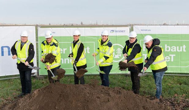 Axel Miesner (Mitglied des Niedersächsischen Landtags); Klaus Deitermann (TenneT Nord Programmdirektor); Dominik Vinbruck (Dezernent für Ordnung, Bauen und Umwelt des Landkreises Osterholz); Till Klages (TenneT Gesamtprojektleiter Elbe-Weser-Leitung), Thorsten Krüger (Landrat Cuxhaven); Andreas Wittenberg (Bürgermeister Hagen im Bremischen) (v.l.)