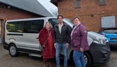 (v. l.) Maria Himmert vom FrauenZimmer OrgaTeam bedankt sich bei Rainer Wiebusch für die tolle Zusammenarbeit und bei Angie Neumann für die Unterstützung im Fahrdienst.