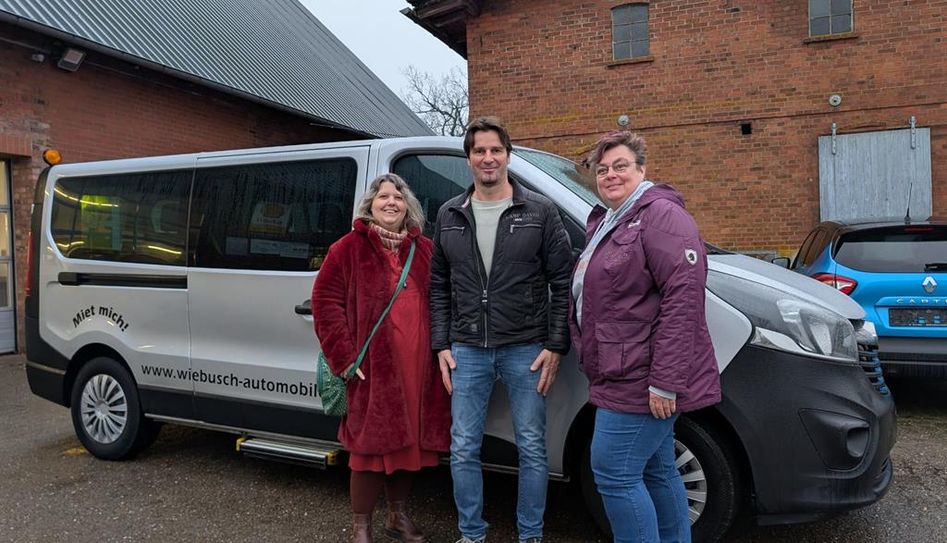 (v. l.) Maria Himmert vom FrauenZimmer OrgaTeam bedankt sich bei Rainer Wiebusch für die tolle Zusammenarbeit und bei Angie Neumann für die Unterstützung im Fahrdienst.