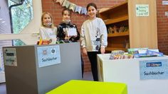 Die Kinder der Schule Geestequelle freuen sich über neue Büchertröge für die Schulbücherei.