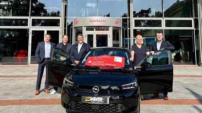 Thorben Prenntzell (Sparkasse), Stefan Molkentin (Klosterholz e.V.), Marko Putaro (Sparkasse), Anja Kalski (Vorsitzende Klosterholz e.V.) und Dennis Neubeck, Verkaufsleiter Autohaus Meyer.