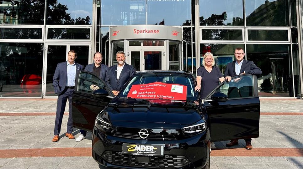Thorben Prenntzell (Sparkasse), Stefan Molkentin (Klosterholz e.V.), Marko Putaro (Sparkasse), Anja Kalski (Vorsitzende Klosterholz e.V.) und Dennis Neubeck, Verkaufsleiter Autohaus Meyer.