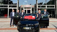 Thorben Prenntzell (Sparkasse), Stefan Molkentin (Klosterholz e.V.), Marko Putaro (Sparkasse), Anja Kalski (Vorsitzende Klosterholz e.V.) und Dennis Neubeck, Verkaufsleiter Autohaus Meyer.