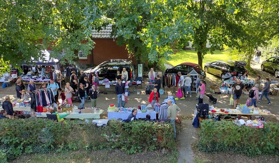 Im Beverwehr können die Besucher:innen gemütlich schlendern, bummeln und feilschen was das Zeug hält.